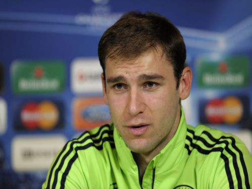 Ivanovičs pagarina līgumu ar ''Chelsea''; Van Nistelrojs vasarā pametīs Hamburgu