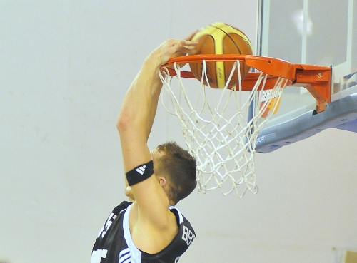 VEF bez problēmām pārspēj LU