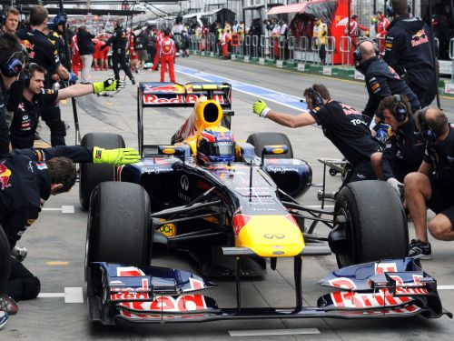 F1 brīvie treniņi - Čandhoks avarē, dominē  "Red Bull" un "McLaren"