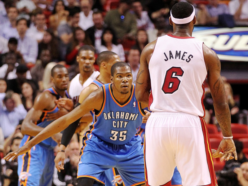 Džeimss un Durants - aprīļa labākie NBA
