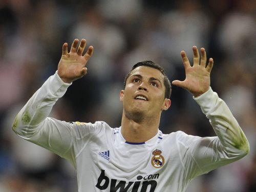 Zelta futbola zābaku pārliecinoši iegūst Ronaldu