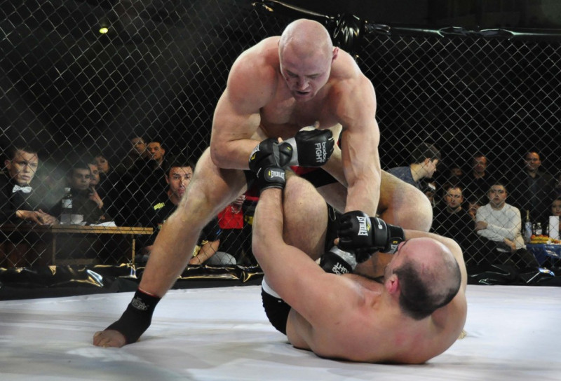 MMA cīkstonis Gluhovs Krievijā uzveic amerikāni Lopesu