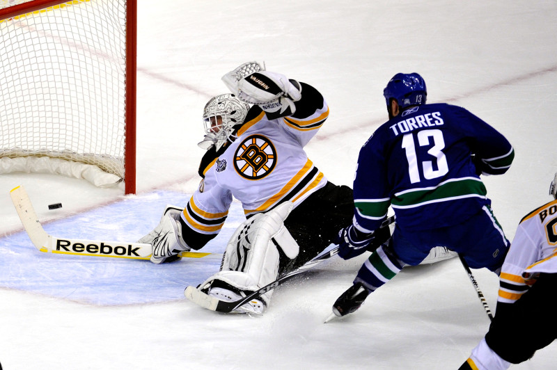 "Canucks" gūst vārtus pēdējā pusminūtē un finālu sāk ar uzvaru