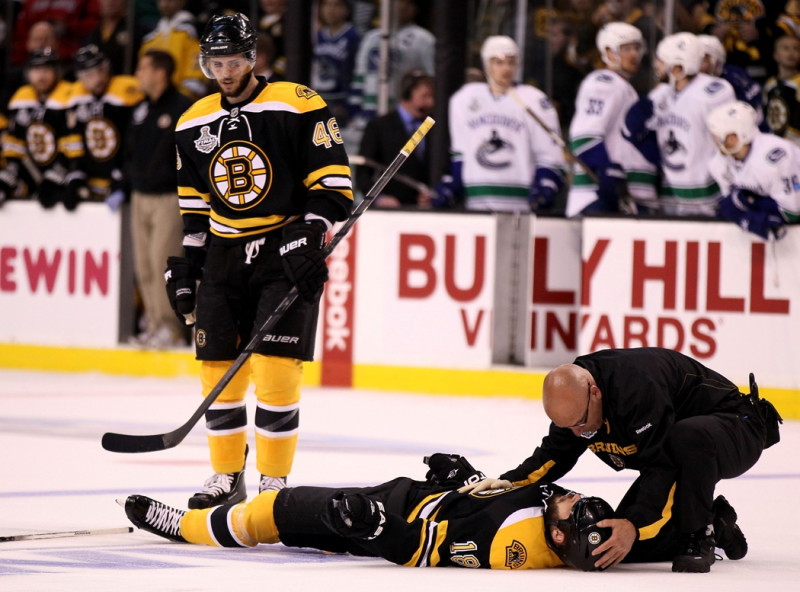 Savainotais Hortons ierodas "Bruins" ģērbtuvē