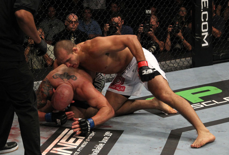Dos Santos pietuvojies vienu soli tuvāk UFC titulam