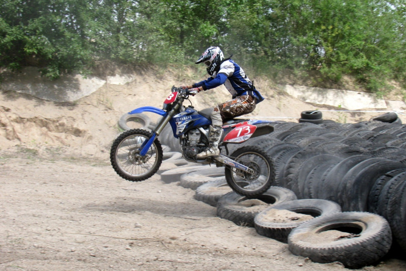 Ar pasaules līmeņa sportistu līdzdalību atklāts pirmais LČ enduro posms