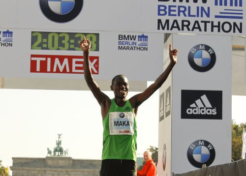 Berlīnes maratonā ar jaunu pasaules rekordu uzvar Makau