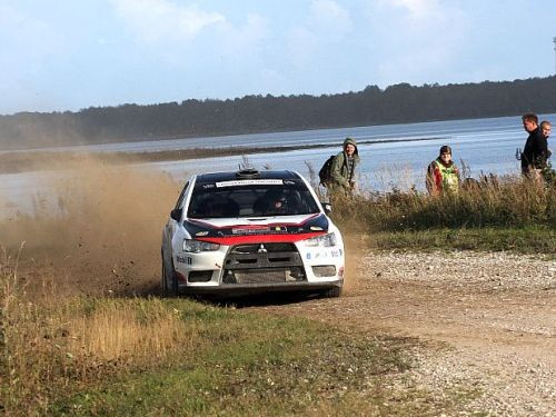 Feldmaņa ekipāža Sāremā rallijā finišē N4 klases ātrāko trijniekā
