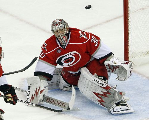 Vordam un "Hurricanes" sausā uzvara pret "Blackhawks"