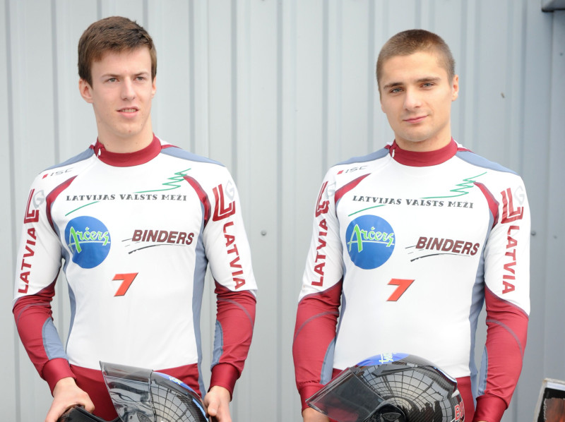 Bobsleja juniori Ķibermanis/Kamšs otrie Vinterbergā