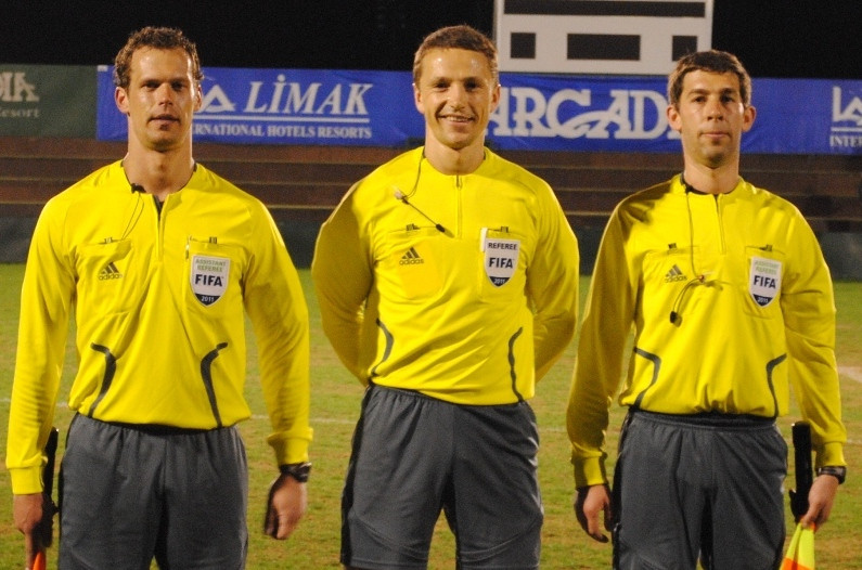 Latvijas futbola tiesneši tiesās maču Ziemeļīrijā