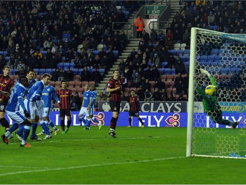 "Wigan" spirinās, taču "Manchester City" atjauno trīs punktu pārsvaru pār "United"