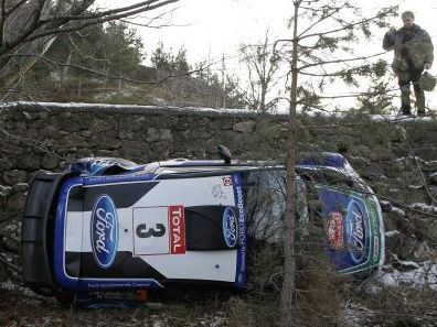 Latvala piedzīvo avāriju, vadību pārņem Lēbs