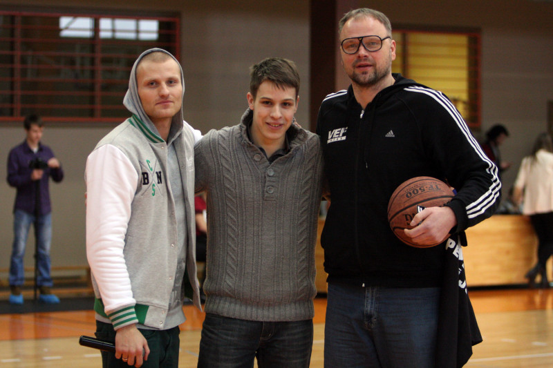Rīgas 49. vidusskolas basketbolisti pēdējās sekundēs nosargā uzvaru VEF RSSL