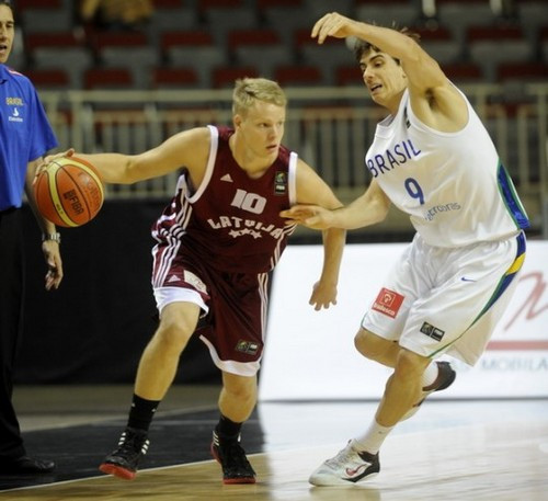 Roberts Štelmahers: U20 izlasē treniņus turpinās 14 basketbolistu