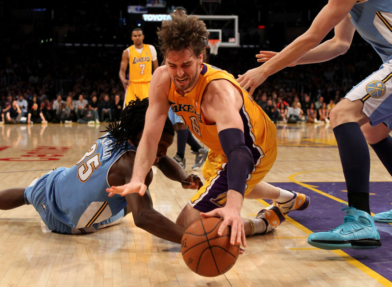 "Lakers" un "Pacers" nodrošina vietu "play-off"