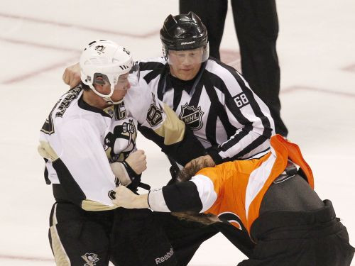 "Flyers" asumiem bagātā spēlē atkal sagrauj "Penguins"