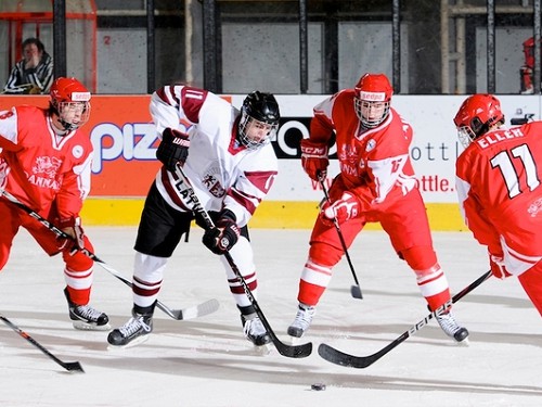 U-18 hokejisti zaudē dāņiem, bet nosargā vietu elitē