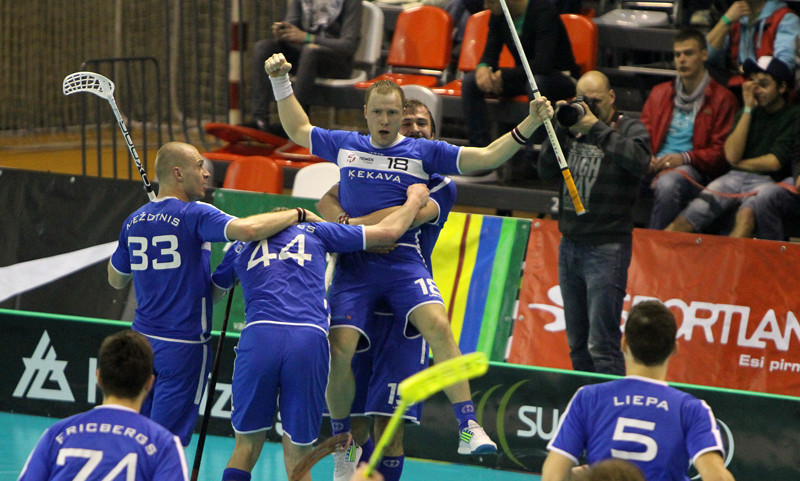 Zilie sāk un uzvar; čempionus kronēs trešdien
