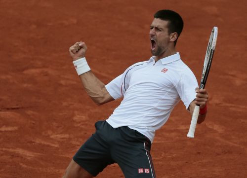 Džokovičs atspēlē četras mačbumbas, tālāk pret Federeru