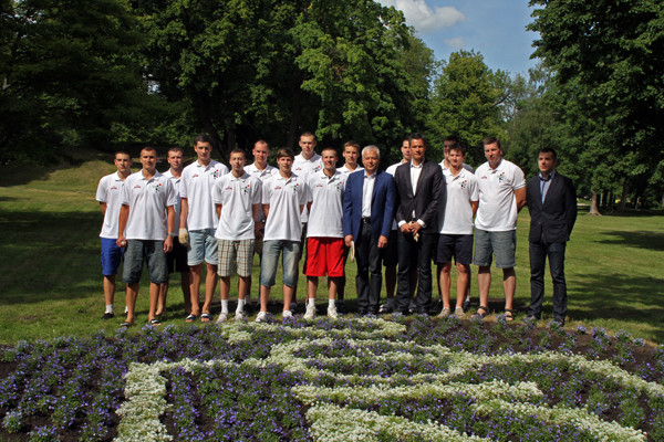 Liepājas mērs kopā ar U18 basketbola izlasi izveido ziedu kompozīciju