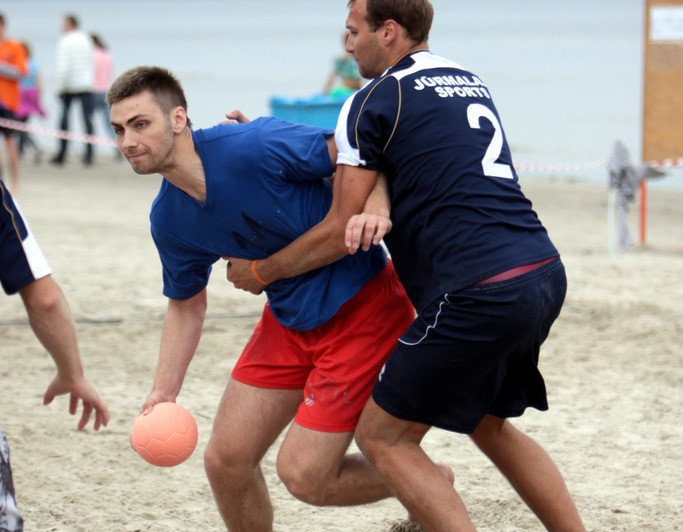 "LSPA" uzvar pludmales handbolā