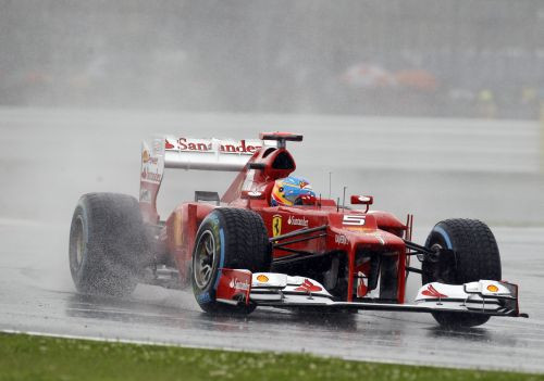 Alonso izrauj uzvaru lietainajā Lielbritānijas GP kvalifikācijā