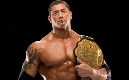 WWE vrestleris Deivs Batista tomēr debitēs MMA