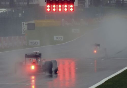 Lietusgāzes valda F1 piektdienas treniņos, ātrākie Kobajaši un Piks