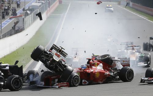 Batons uzvar Beļģijas GP, Hamiltons un Alonso izstājas pirmajā līkumā