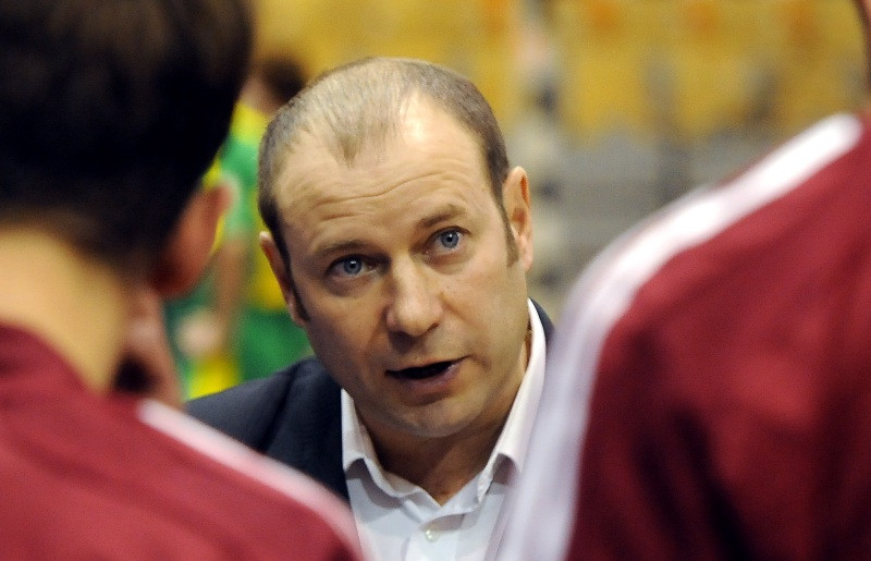 Telpu futbola izlase pirmajā spēlē uzveic Andoru