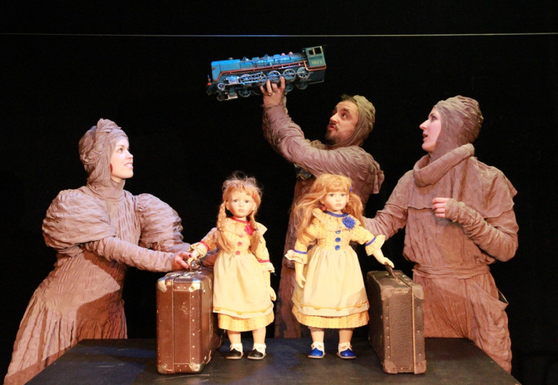 Latvijas Leļļu teātrī top izrāde „Divas Lotiņas”