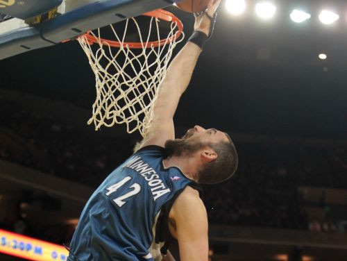 Biedriņam divi bloķēti metieni "Warriors" uzvarā pār "Wolves"
