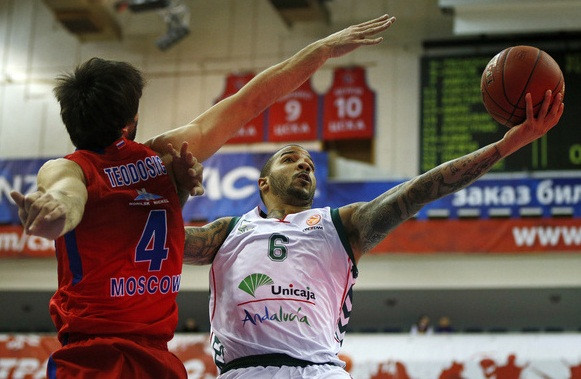 "Unicaja" ar 16 tālmetieniem Maskavā šokē CSKA, "Žalgiris" nevar iemest Stambulā