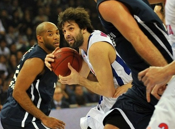 CSKA ceturtais zaudējums mēneša laikā, "Anadolu Efes" izvirzās līderos