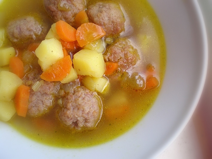 Veģetārā frikadeļu zupa