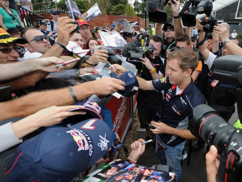 Piektdienas F1 treniņos ātrākais Fetels, sestdiena sākas ar lietu
