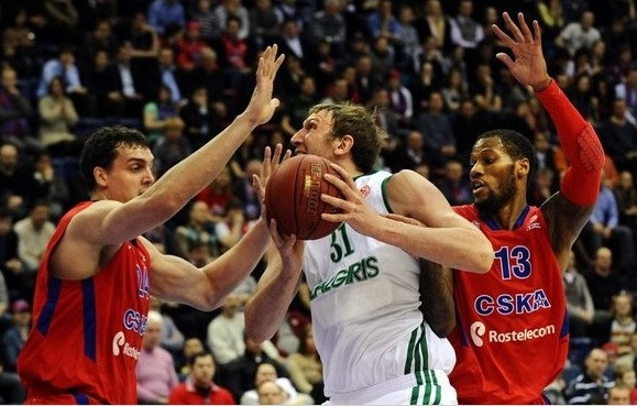"Žalgiris" saņemas un sakauj līderus "Anadolu Efes"