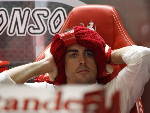 "Ferrari" aizliedz Alonso ar "Twitter" starpniecību apspriest komandu