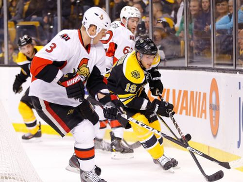"Bruins" ceturto reizi sezonā pieveic "Senators", "Penguins" 15 uzvaru sērija beigusies