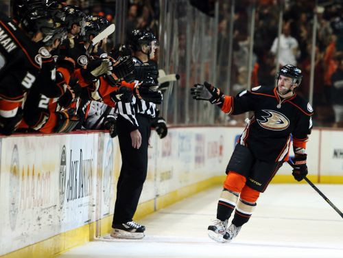 "Ducks" uzvar "Kings", "Blackhawks" nodrošina vietu play-off