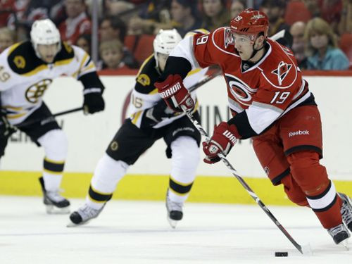 "Hurricanes" pret Daugaviņu un "Bruins" pārtrauc savu 7 zaudējumu sēriju