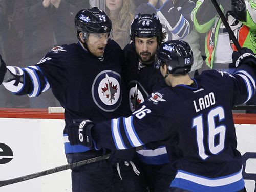 "Jets" pagarinājumā pieveic "Hurricanes", izcīna piekto uzvaru pēc kārtas