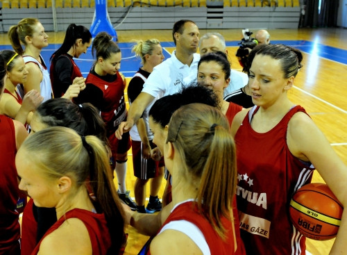22 meitenes, 1 komanda: Latvija sāk Francijas tūri