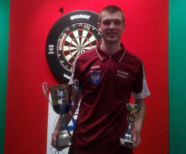 Madars Razma triumfē "Finnish Open" šautriņu mešanā