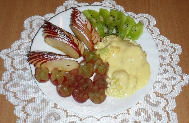 Tvaikots biezpiena mannas pudiņš ar vaniļas-citronu mērci