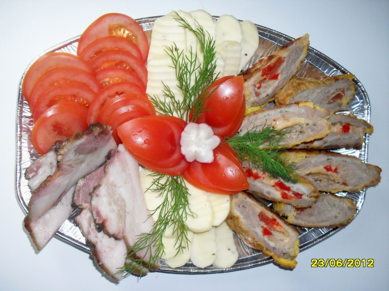 Uzkodu plate vasarīga vakara piknikam