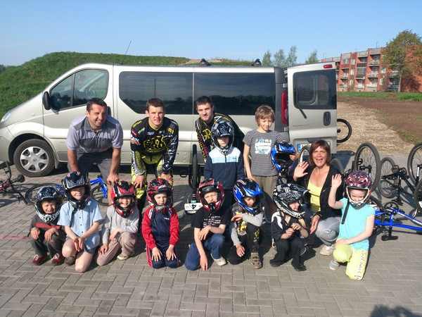 Rubenē notiek vēsturiska skolēnu apmācība BMX riteņbraukšanā
