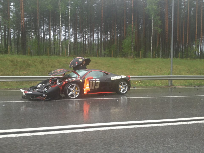 "Gumball 3000" dalībnieks pie Saulkrastiem sasit ''Ferrari''