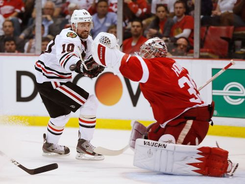 "Red Wings" ar skaistu uzvaru pārņem vadību sērijā pret "Blackhawks"